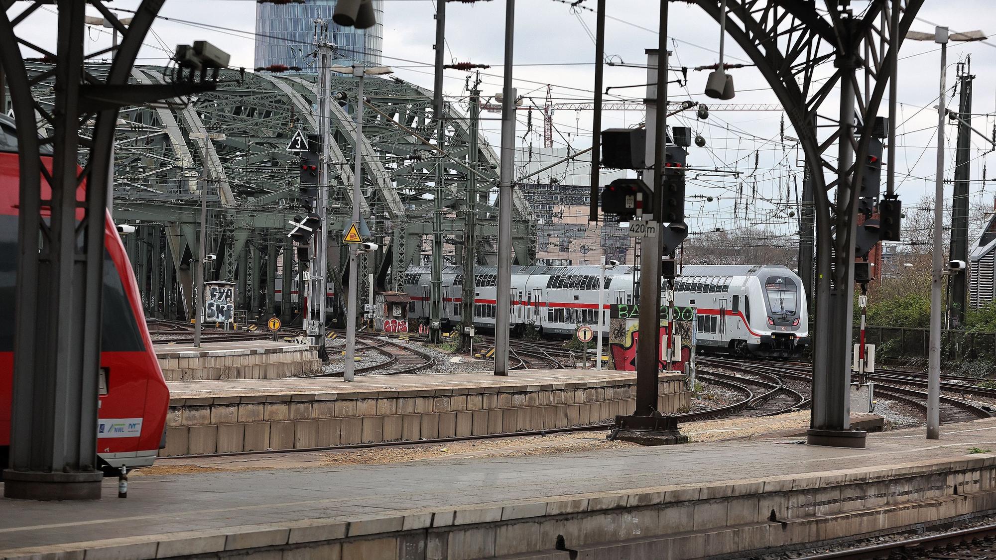 Hauptbahnhof Köln, ausfahrender Zug Richtung Hohenzollernbrücke, 01.04.2022, Bild: Herbert Bucco