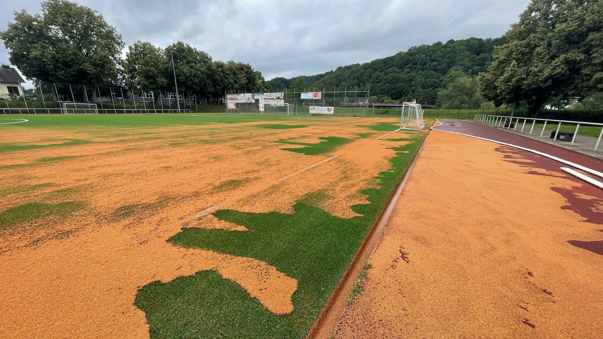 Starkregen hat das Korkgranulat auf dem frisch sanierten Kunstrasenplatz der Ewald-Müller-Sportanlage ausgeschwemmt.