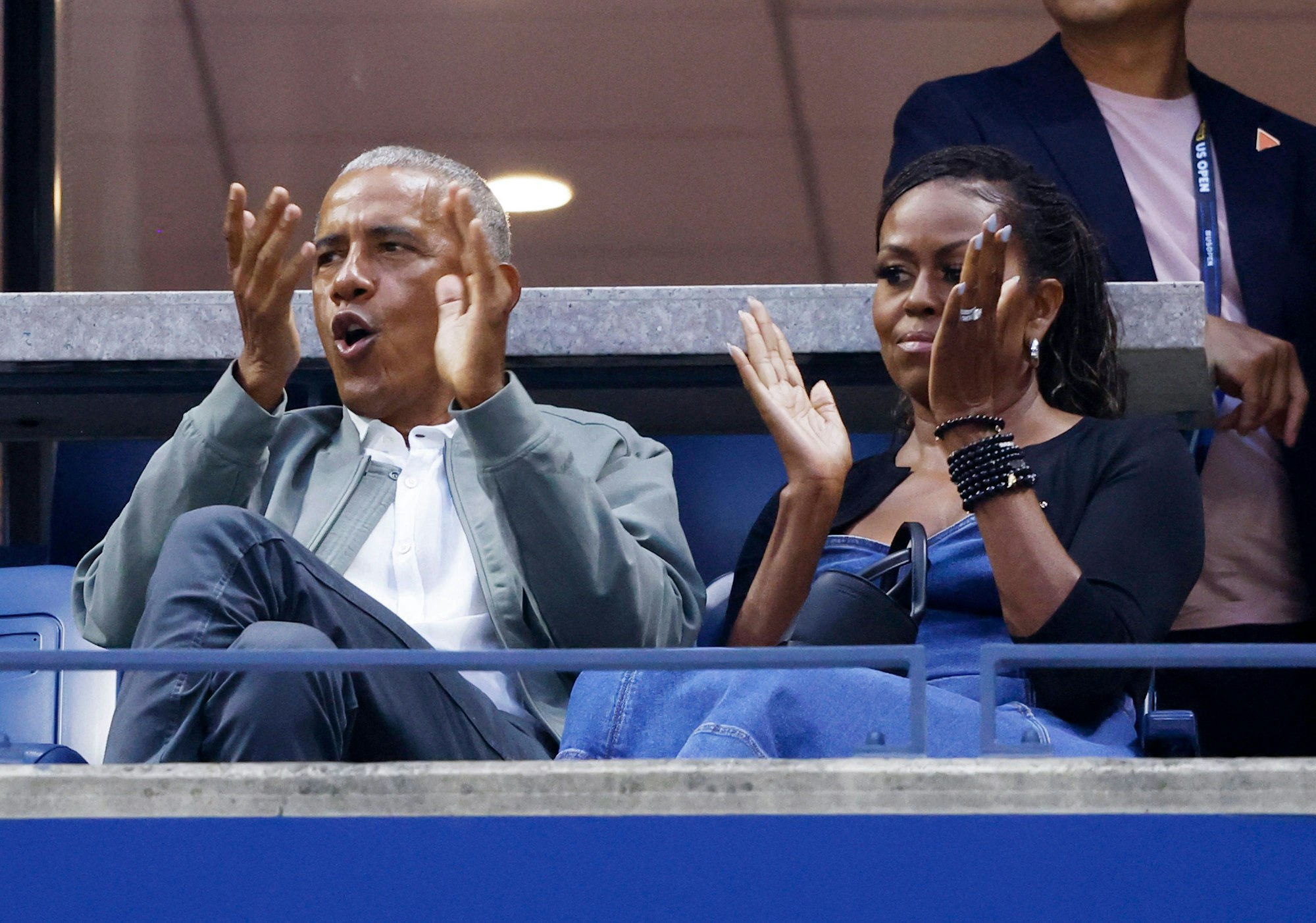 Ex-US-Präsident Barack Obama klatscht zusammen mit seiner Frau Michelle beim Spiel zwischen Coco Gauff und Laura Siegemund.