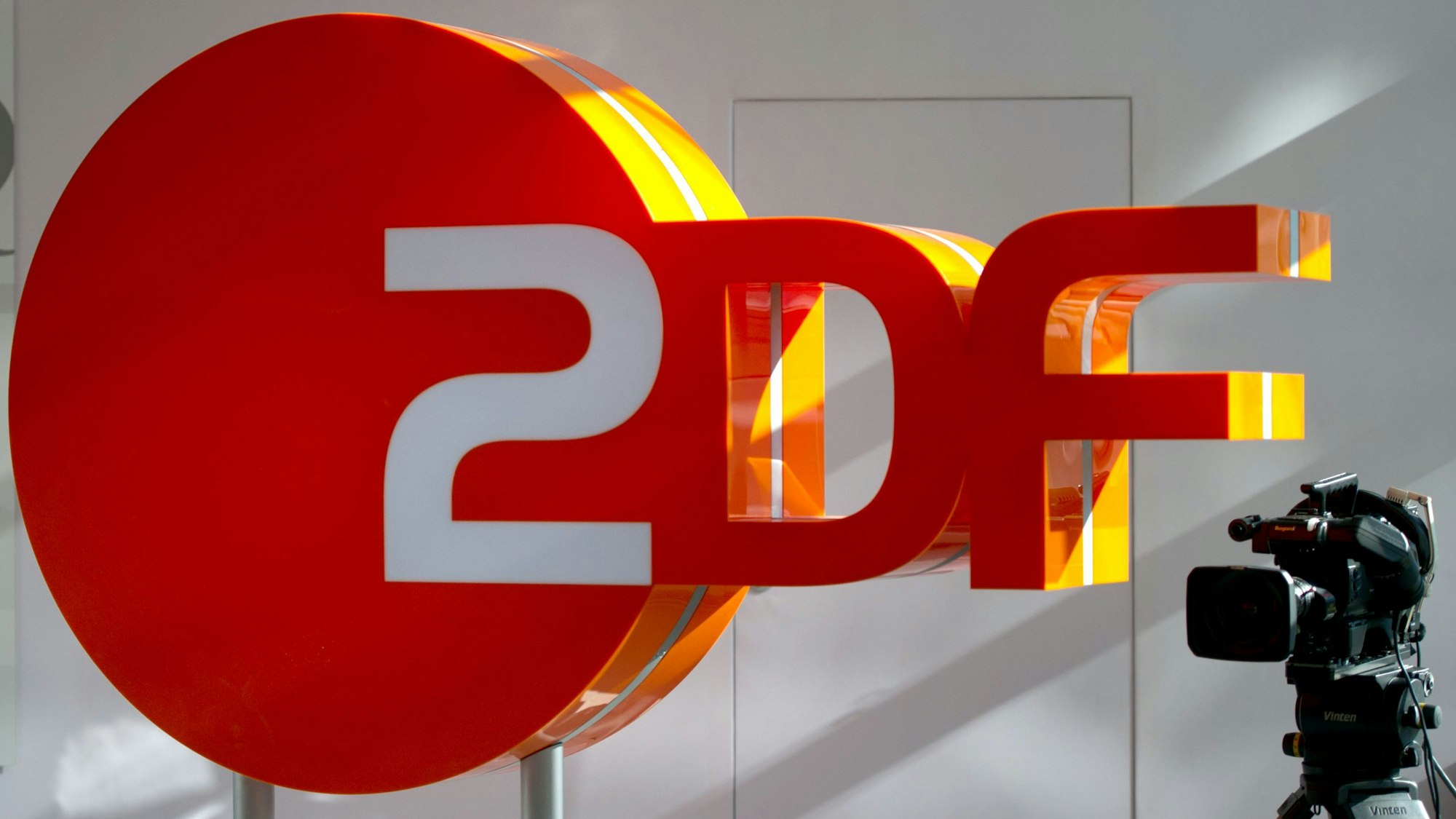 Das ZDF-Logo, aufgenommen am 11.10.2012 neben einer Kamera auf der Buchmesse in Frankfurt am Main.