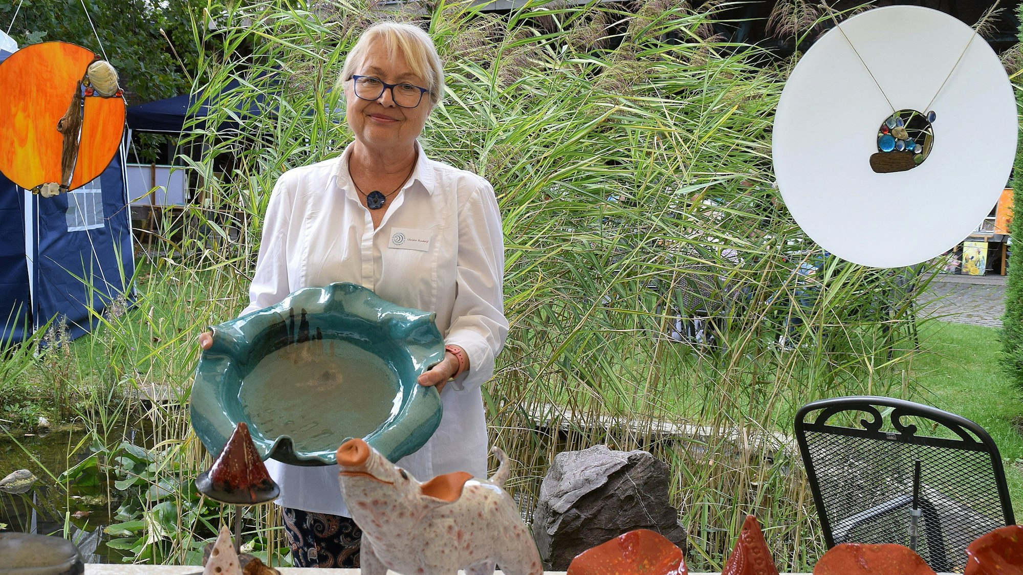 Eine Frau hält eine Schale aus Keramik.