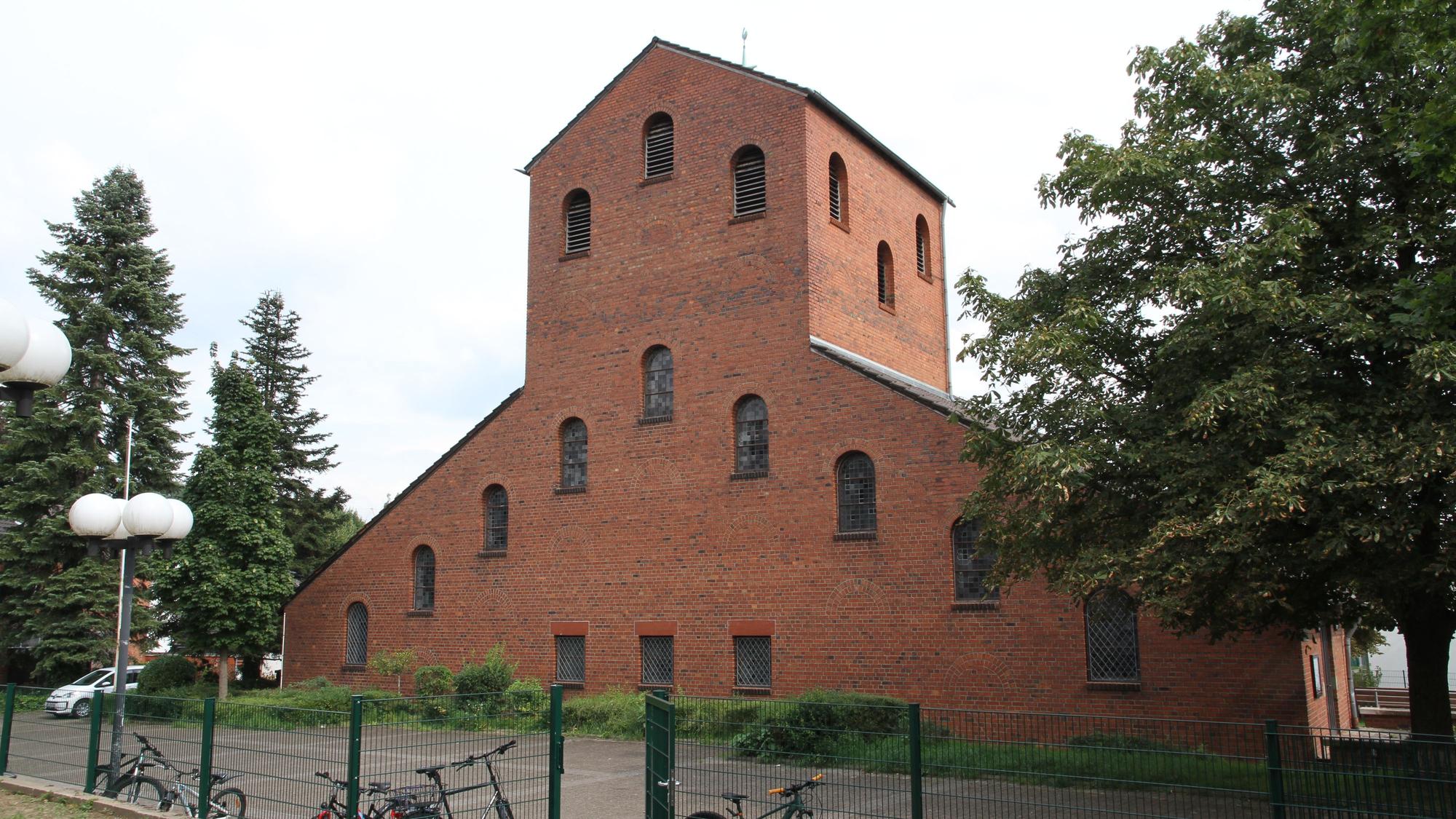 Eine aus Backsteinen gebaute Kirche.