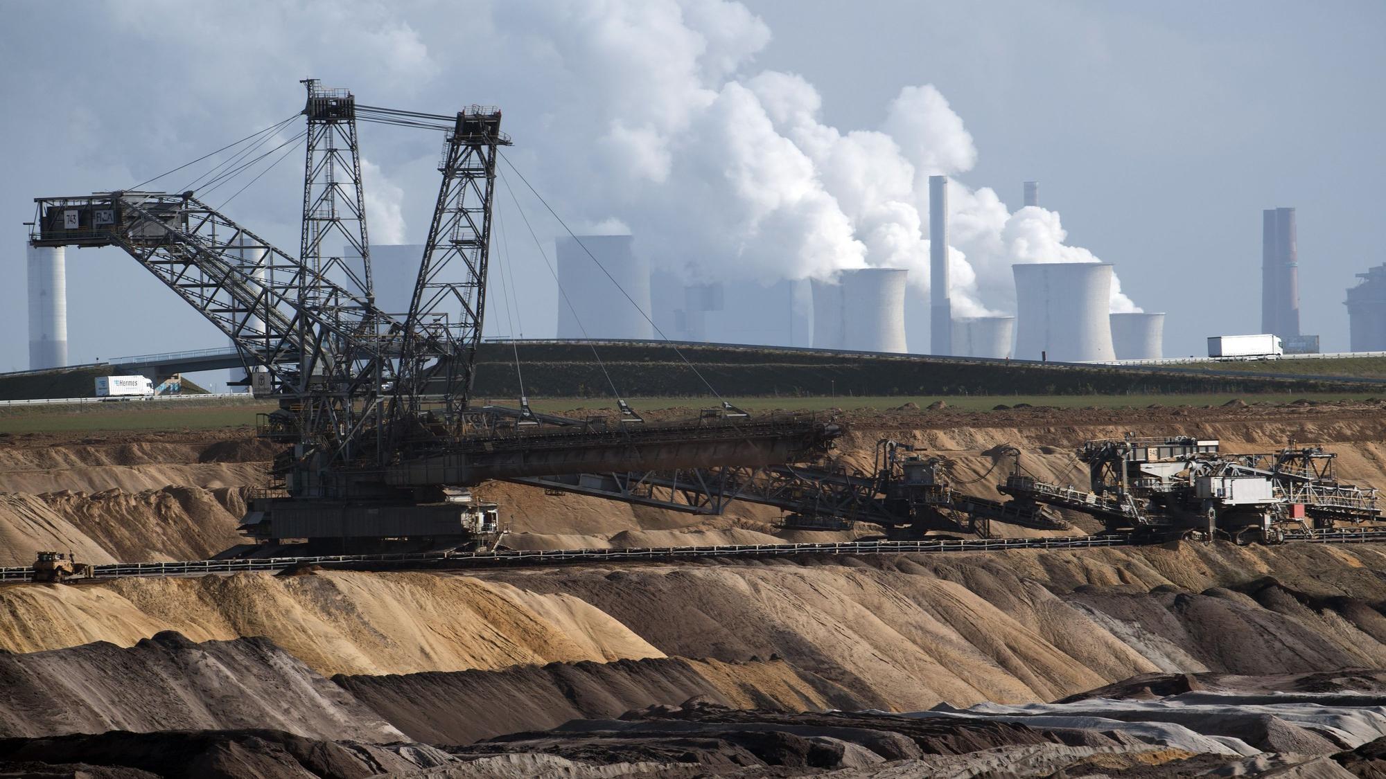 Bergbaumaschinen arbeiten im Tagebau Garzweiler. Die geplante Umsiedlung von fünf Dörfern im rheinischen Revier für den Braunkohletagebau sorgt weiter für Streit in der NRW-Energiepolitik.