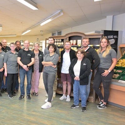 Das Foto zeigt die Mitarbeiter des Edeka-Marktes in Herkenrath.