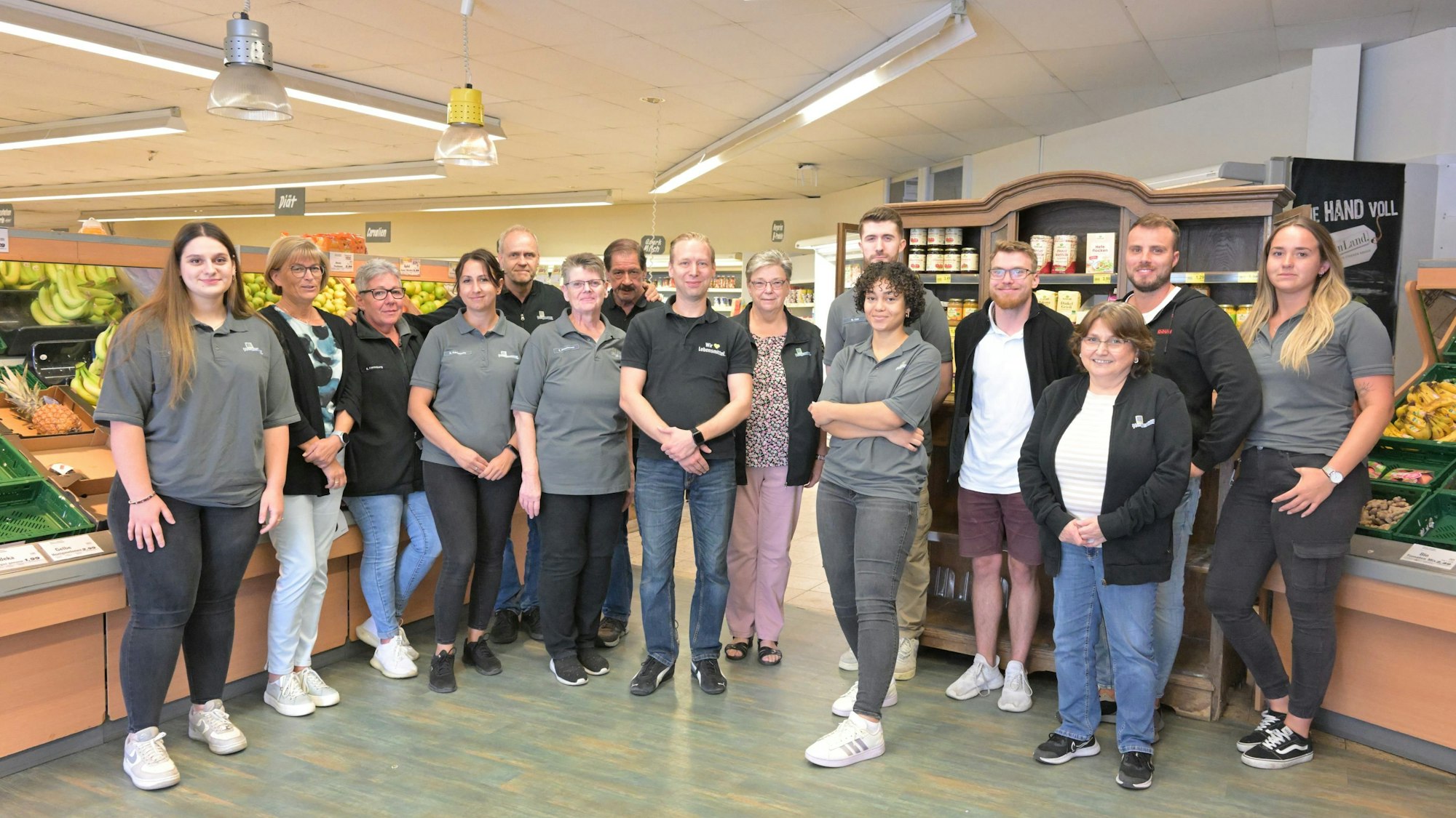 Das Foto zeigt die Mitarbeiter des Edeka-Marktes in Herkenrath.