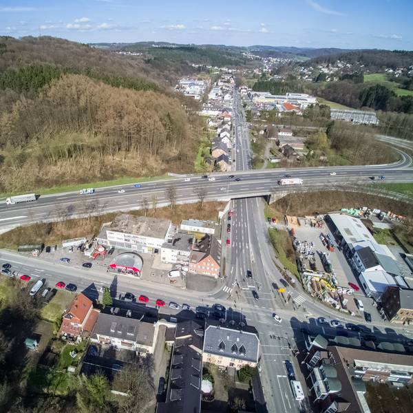 Die Brücke der Autobahn 4 (Köln - Olpe) über die L 136 (Bensberg - Overath) (links im Bild) muss neu gebaut werden.