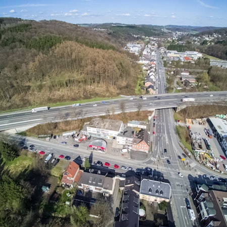 Die Autobahn 4 führt über die sich in Untereschbach kreuzenden Landstraßen hinweg von Köln nach Olpe.