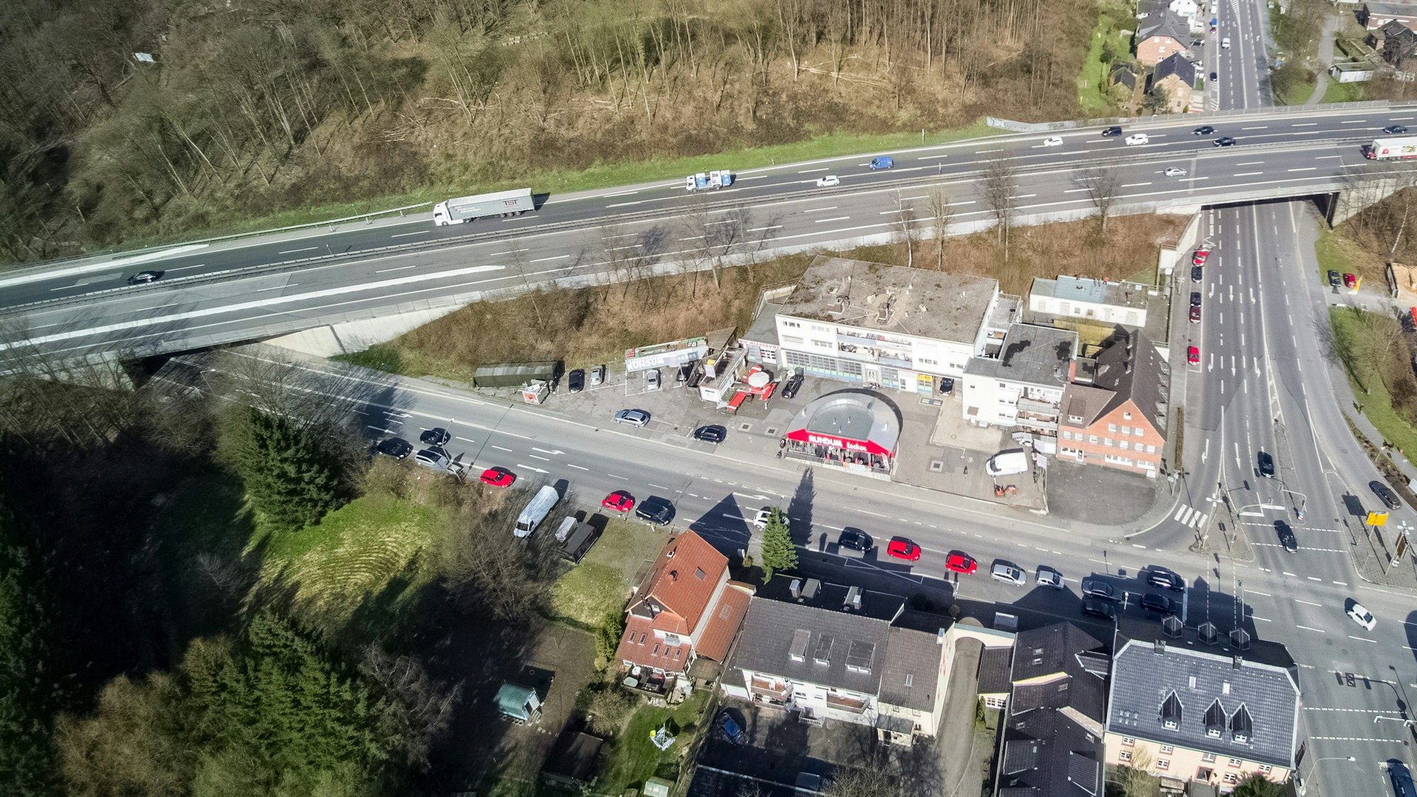 Der Neubau der Autobahnbrücke in Untereschbach (neu gebaut werden muss die auf dem Foto linke Brücke) war und bleibt ein wichtiges Thema.