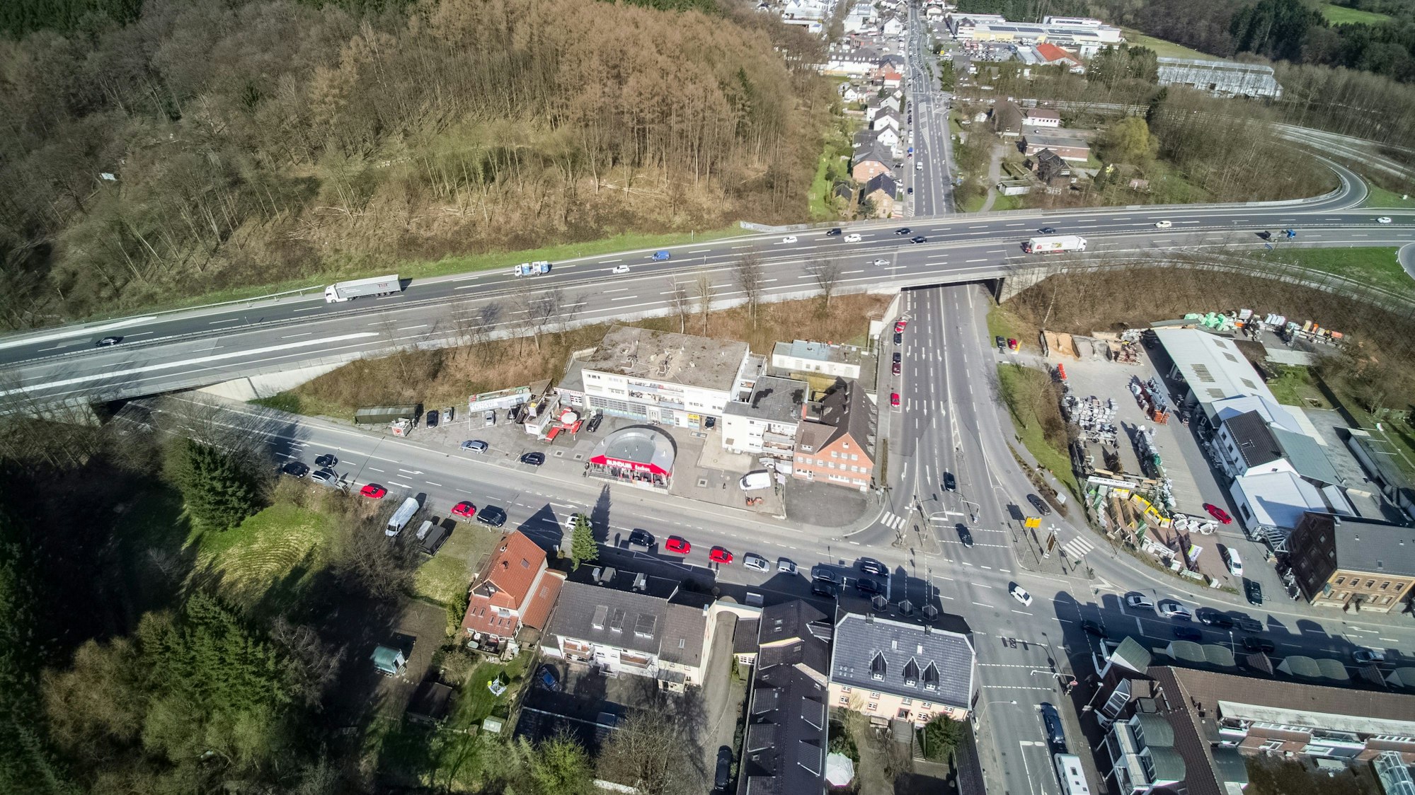 Die Autobahn 4 führt über die sich in Untereschbach kreuzenden Landstraßen hinweg von Köln nach Olpe.