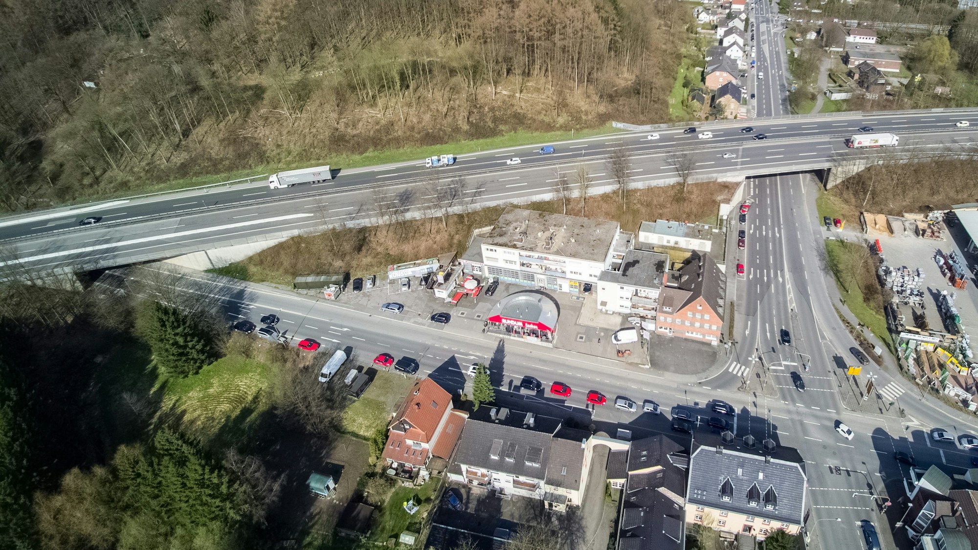 In Overath-Untereschbach schneiden die A4, die L136 und die Sülztalstraße L 284.