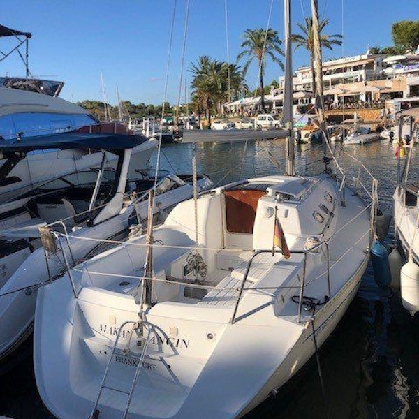 Auf diesem vom spanischen Seerettungsdienst zur Verfügung gestellten undatierten Bild ist das Segelboot „Makan Angin“ zu sehen. Zwei Segler aus Deutschland werden seit Sonntag vermisst.
