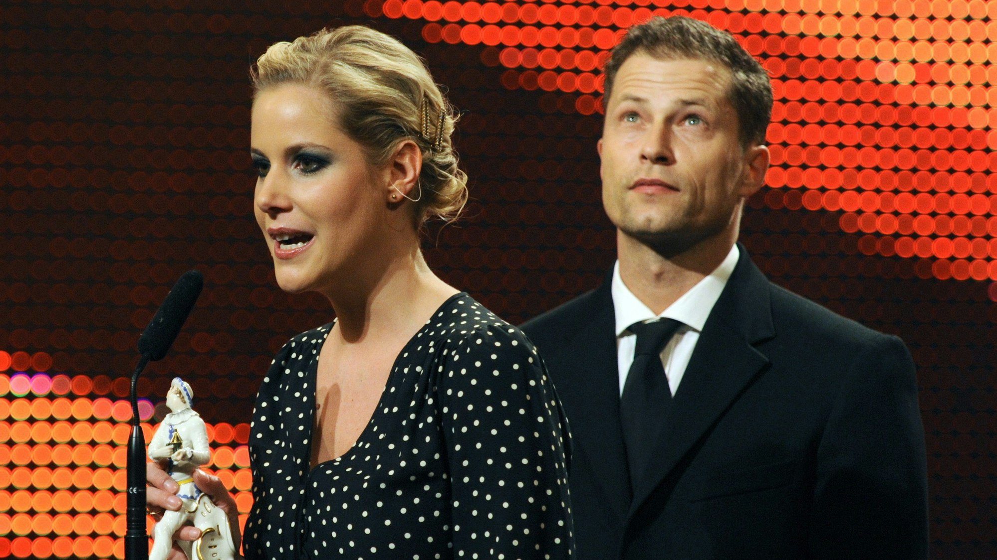 ARCHIV - 16.01.2009, Berlin, München: Die Drehbuchautorin Anika Decker und der Regisseur, Produzent und Schauspieler Til Schweiger erhalten 2009 für den Film "Keinohrhasen" den "Publikumspreis" bei der Verleihung des Bayerischen Filmpreises. (zu dpa "Berufungs-Prozess um Einnahmen aus Til Schweigers «Keinohrhasen»") Foto: Tobias Hase/dpa +++ dpa-Bildfunk +++