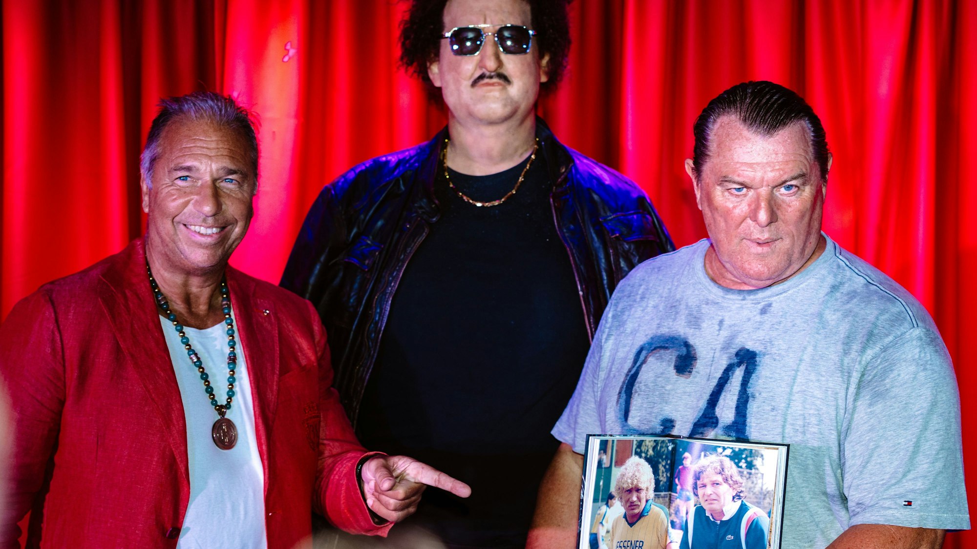 Moderator Kai Ebel (v.l.), die Wachsfigur von Schäfers Nas und Herausgeber Roland Bebak.