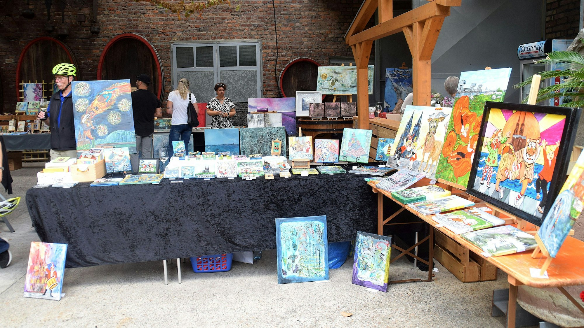 Bilder stehen auf Tische.