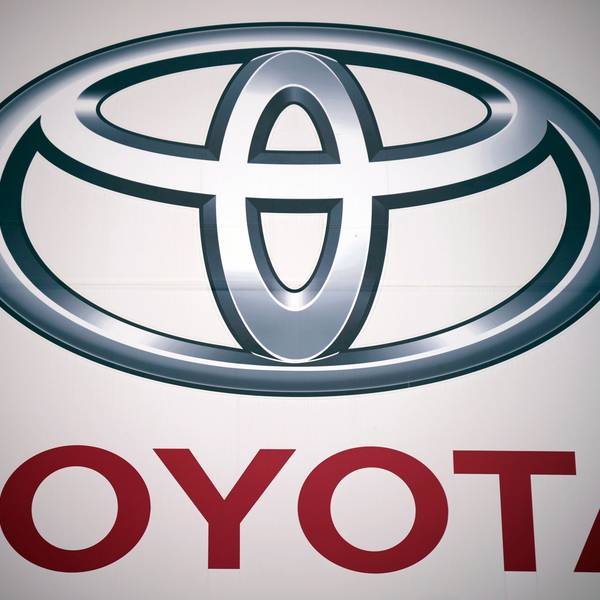 ARCHIV - 11.05.2022, Japan, Tokio: Ein Logo der Toyota Motor Corp. bei einem Händler in Tokio. Alle 28 Fahrzeugmontagelinien in den 14 japanischen Toyota-Werken wurden am Dienstag, den 219. August 2023, wegen eines Problems im Computersystem des Unternehmens, das die eingehenden Autoteile verarbeitet, abgeschaltet. Foto: Eugene Hoshiko/AP/dpa +++ dpa-Bildfunk +++