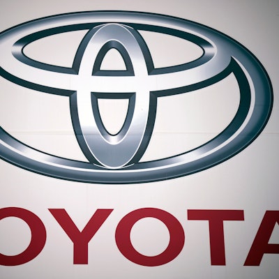 ARCHIV - 11.05.2022, Japan, Tokio: Ein Logo der Toyota Motor Corp. bei einem Händler in Tokio. Alle 28 Fahrzeugmontagelinien in den 14 japanischen Toyota-Werken wurden am Dienstag, den 219. August 2023, wegen eines Problems im Computersystem des Unternehmens, das die eingehenden Autoteile verarbeitet, abgeschaltet. Foto: Eugene Hoshiko/AP/dpa +++ dpa-Bildfunk +++