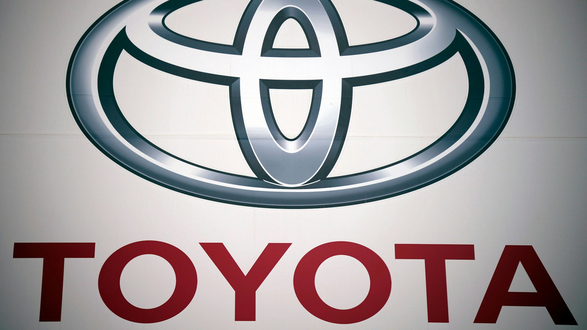 ARCHIV - 11.05.2022, Japan, Tokio: Ein Logo der Toyota Motor Corp. bei einem Händler in Tokio. Alle 28 Fahrzeugmontagelinien in den 14 japanischen Toyota-Werken wurden am Dienstag, den 219. August 2023, wegen eines Problems im Computersystem des Unternehmens, das die eingehenden Autoteile verarbeitet, abgeschaltet. Foto: Eugene Hoshiko/AP/dpa +++ dpa-Bildfunk +++