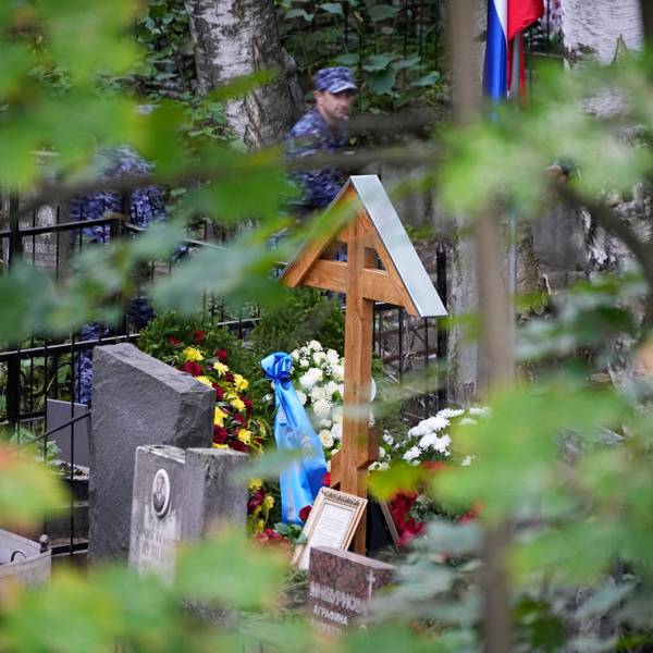 29.08.2023, Russland, St. Petersburg: Blumen auf dem Grab des Chefs der Wagner-Gruppe, Jewgeni Prigoschin, nach seiner Beerdigung auf dem Friedhof Porochowskoje. Nach Angaben des Kremls plante der russische Präsident Wladimir Putin nicht, an der Beerdigung von Jewgeni Prigoschin teilzunehmen, der letzte Woche bei einem Flugzeugabsturz ums Leben kam, zwei Monate nachdem er eine kurze Rebellion gestartet hatte. Foto: Dmitri Lovetsky/AP/dpa +++ dpa-Bildfunk +++