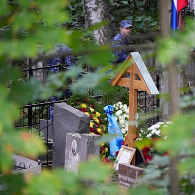 29.08.2023, Russland, St. Petersburg: Blumen auf dem Grab des Chefs der Wagner-Gruppe, Jewgeni Prigoschin, nach seiner Beerdigung auf dem Friedhof Porochowskoje. Nach Angaben des Kremls plante der russische Präsident Wladimir Putin nicht, an der Beerdigung von Jewgeni Prigoschin teilzunehmen, der letzte Woche bei einem Flugzeugabsturz ums Leben kam, zwei Monate nachdem er eine kurze Rebellion gestartet hatte. Foto: Dmitri Lovetsky/AP/dpa +++ dpa-Bildfunk +++