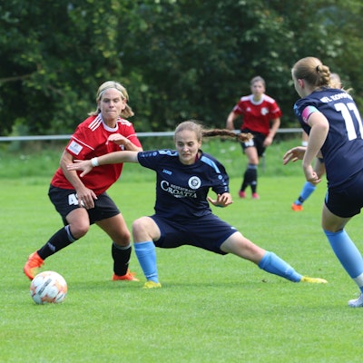 Zwei Spielerinnen im Kampf um den Ball.