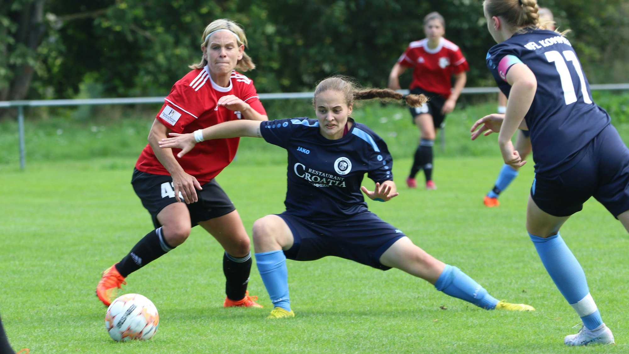 Zwei Spielerinnen im Kampf um den Ball.