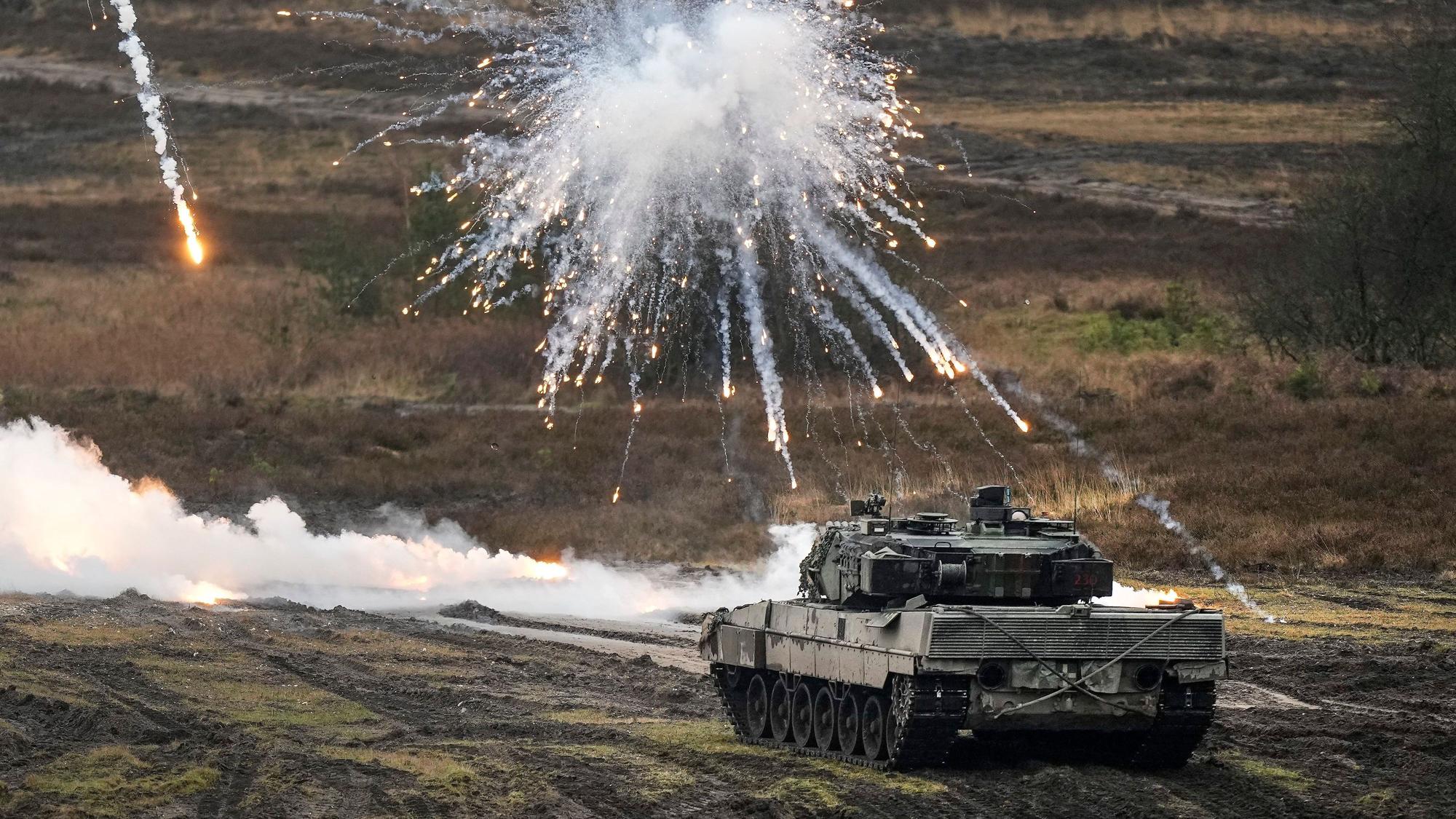 Ein Leopard 2 Panzer der Bundeswehr während einer Übung (Symbolbild).