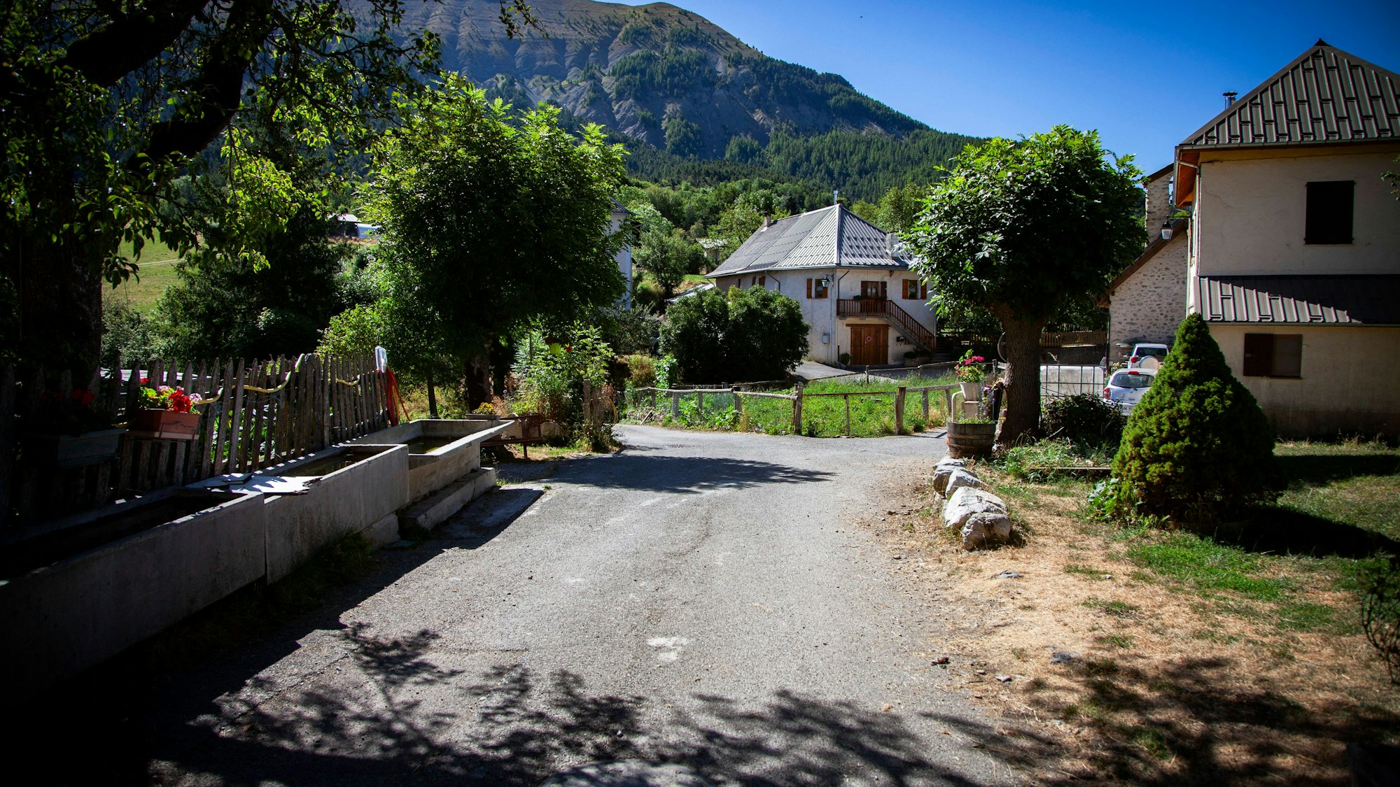 Eine Straße im französischen Alpendorf Le Vernet, in dem der zweijährige Émile vor mehr als zwei Monaten verschwunden ist. Von ihm fehlt jede Spur.
