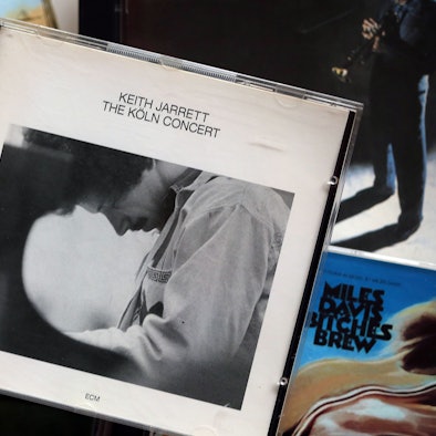 ARCHIV - Die CD "The Köln Concert" von Keith Jarrett liegt am 15.01.2015 in Köln (Nordrhein-Westfalen) auf anderen Jazz-CD's. Mit dem «Köln Concert» hat Keith Jarrett vor 40 Jahren die Tür zum Jazz für viele neue Fans aufgestoßen. Foto: Oliver Berg/dpa (zu dpa-Korr "Keith Jarretts Köln Concert wurde von der Improvisation zum Klassiker" vom 23.01.2015) +++ dpa-Bildfunk +++