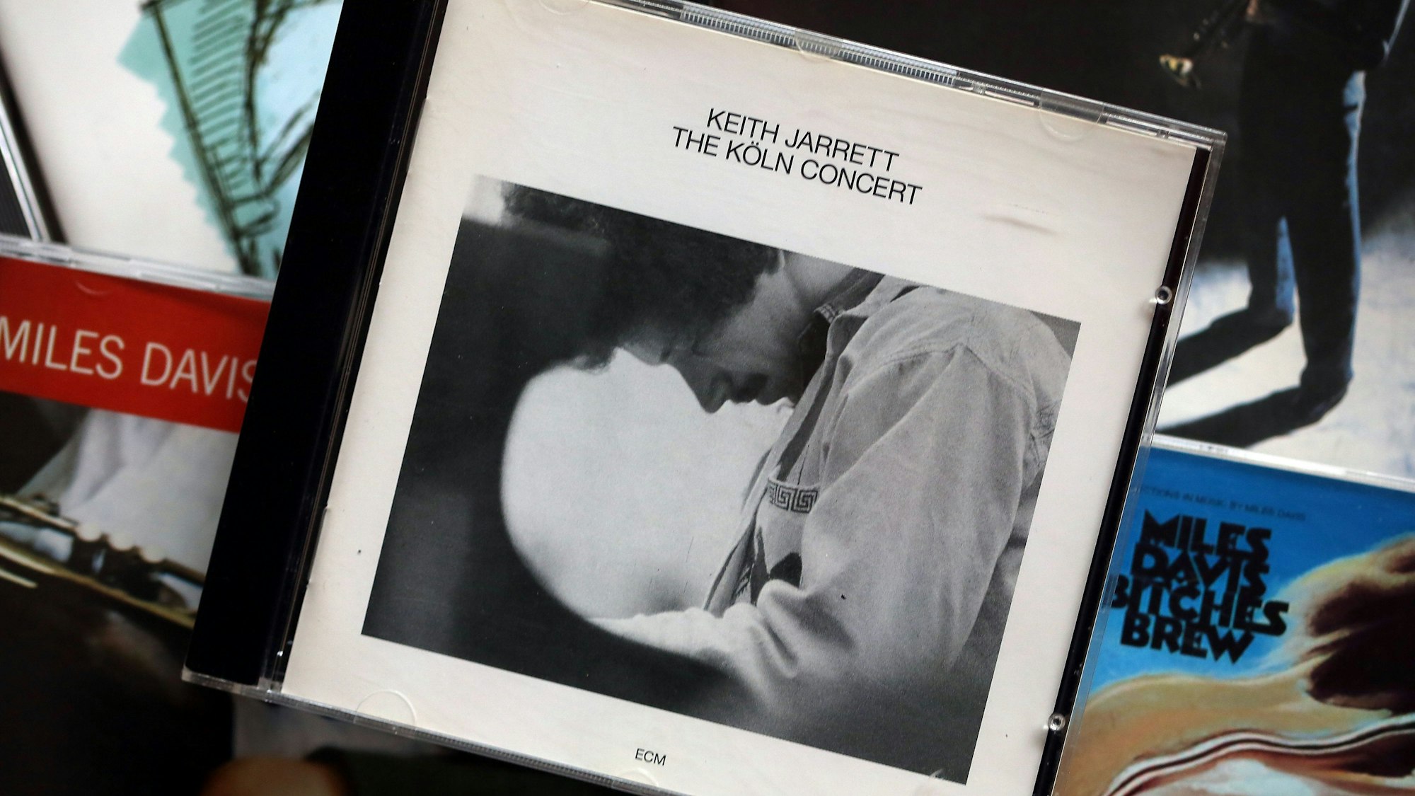 ARCHIV - Die CD "The Köln Concert" von Keith Jarrett liegt am 15.01.2015 in Köln (Nordrhein-Westfalen) auf anderen Jazz-CD's. Mit dem «Köln Concert» hat Keith Jarrett vor 40 Jahren die Tür zum Jazz für viele neue Fans aufgestoßen. Foto: Oliver Berg/dpa (zu dpa-Korr "Keith Jarretts Köln Concert wurde von der Improvisation zum Klassiker" vom 23.01.2015) +++ dpa-Bildfunk +++