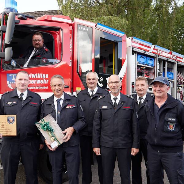 Sechs Männer stehen vor einem neuen und geschmückten Feuerwehrfahrzeug: Offiziell übergeben und eingesegnet ist das LF 10 der Löschgruppe Reifferscheid: Roland Mießen (v.l.), Rudolf Westerburg, Marcus Jenniches, Daniel Pützer, Arndt Haas und Bernd May. Am Steuer sitzt Maschinist Andreas Krahe.