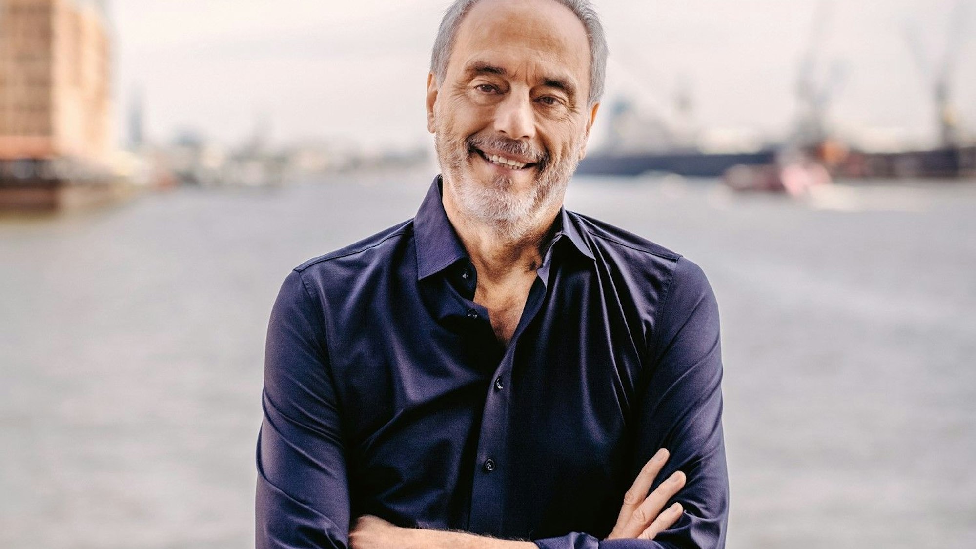 Christian Rach mit dem Hamburger Hafen im Hintergrund.