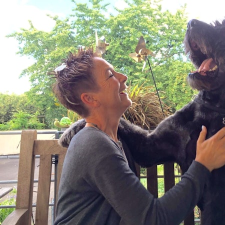 Lea Schenker mit ihrem Hund