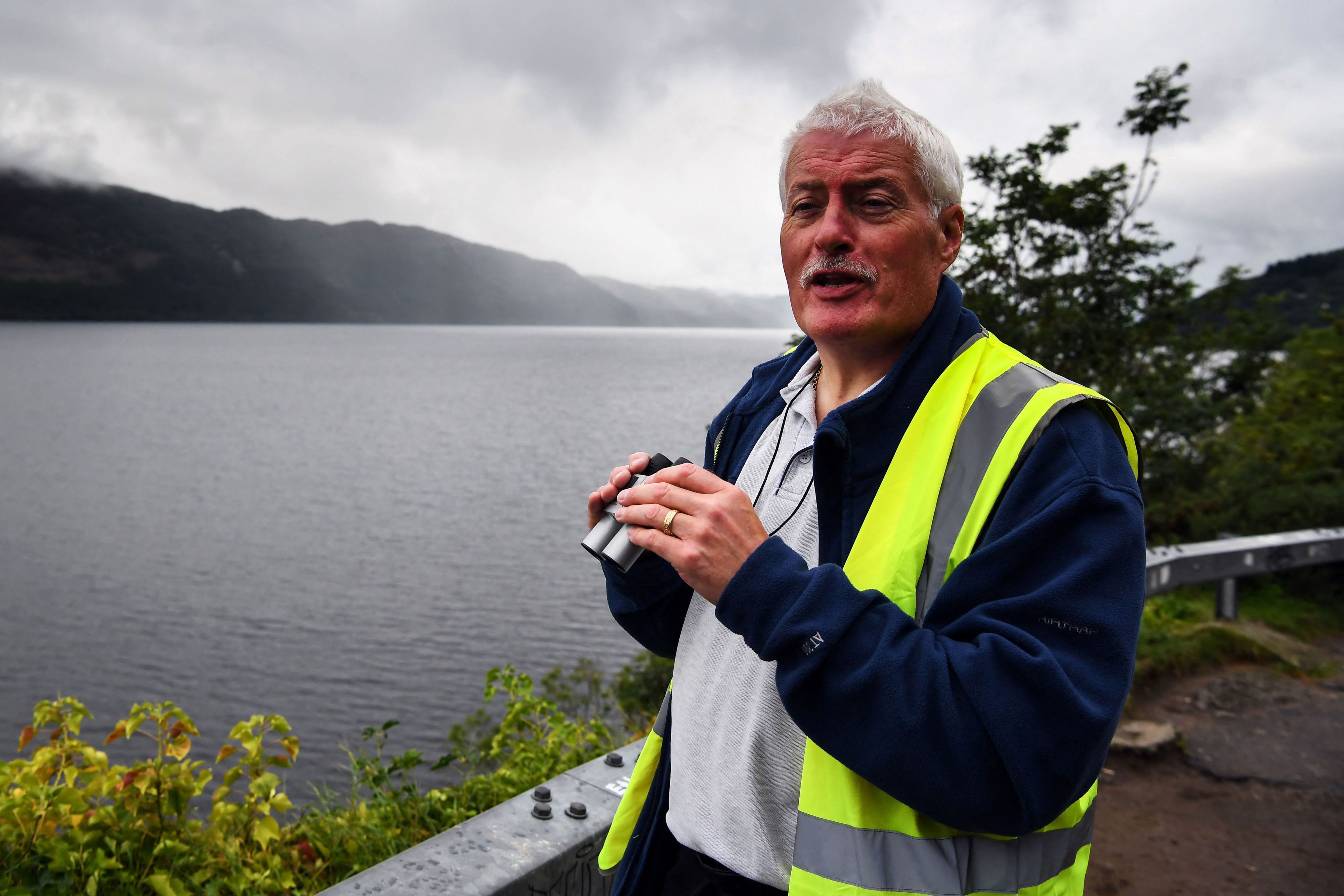 Der selbsternannte Nessie-Jäger Michael Holian wacht am 27. August 2023 über Loch Ness in der Hoffnung, das schwer fassbare Ungeheuer Nessie in Schottland zu erspähen.