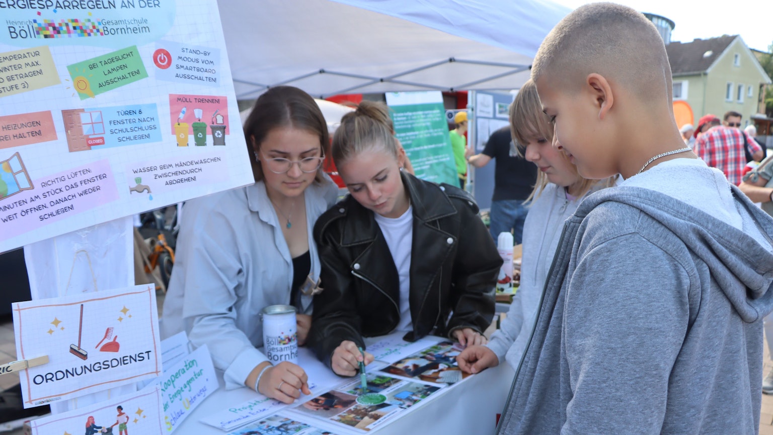 Schüler stellen Projekte zum Klimaschutz im Rahmen des ersten Bornheimer Klimatags.