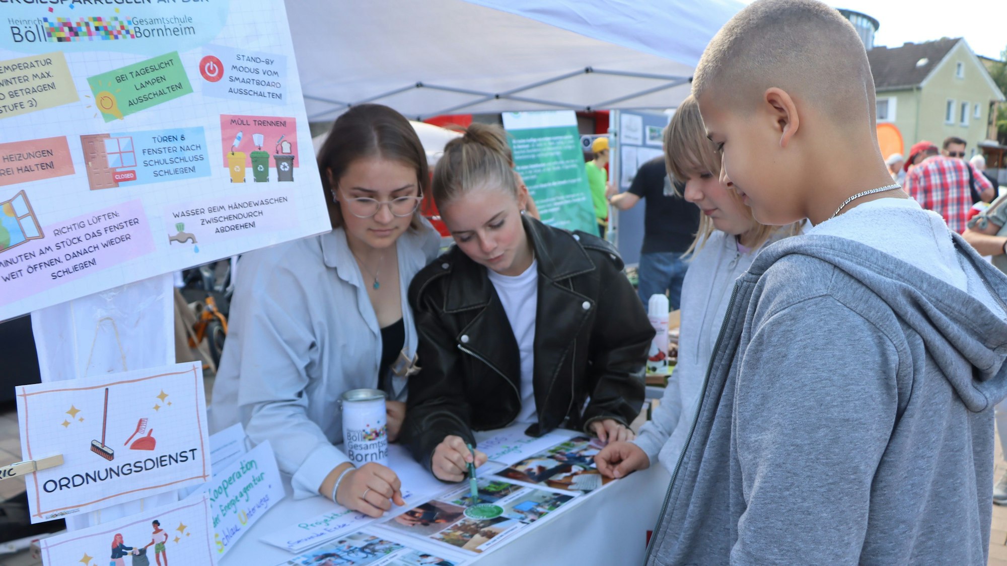 Schüler stellen Projekte zum Klimaschutz im Rahmen des ersten Bornheimer Klimatags.