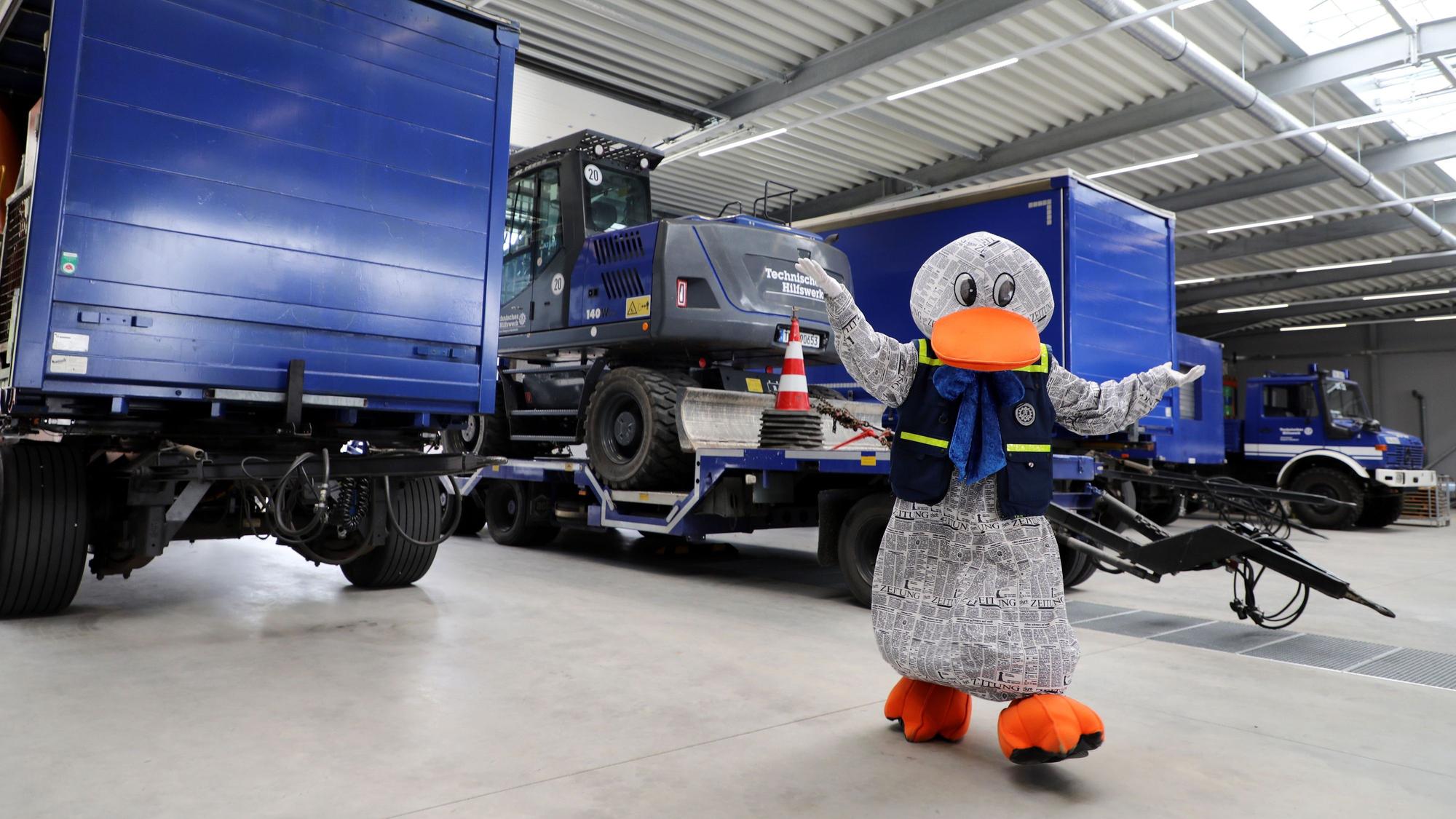 Paula Print steht vor Einsatzwagen des Technischen Hilfwerks.