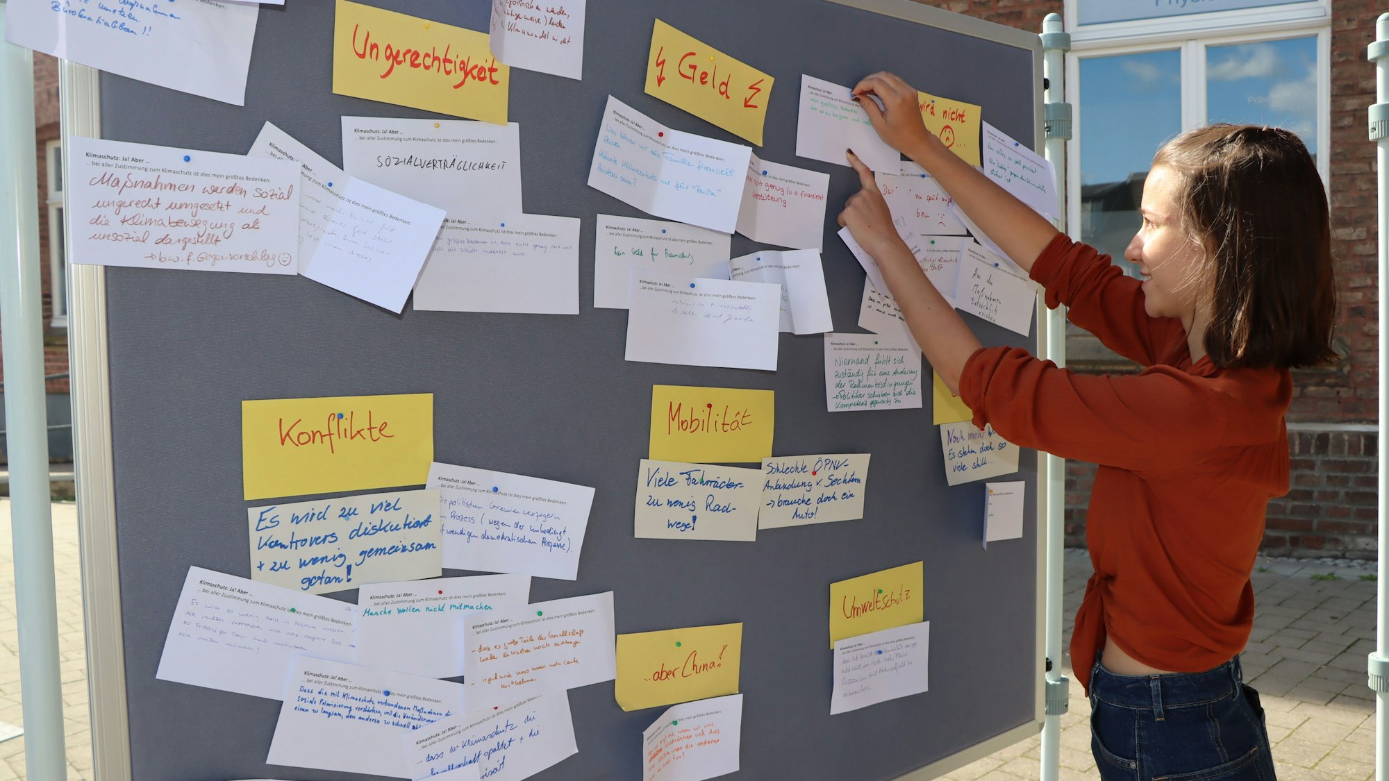 Auf einer Wand wurden verschiedene Aspekte des Klimaschutzes gesammelt.