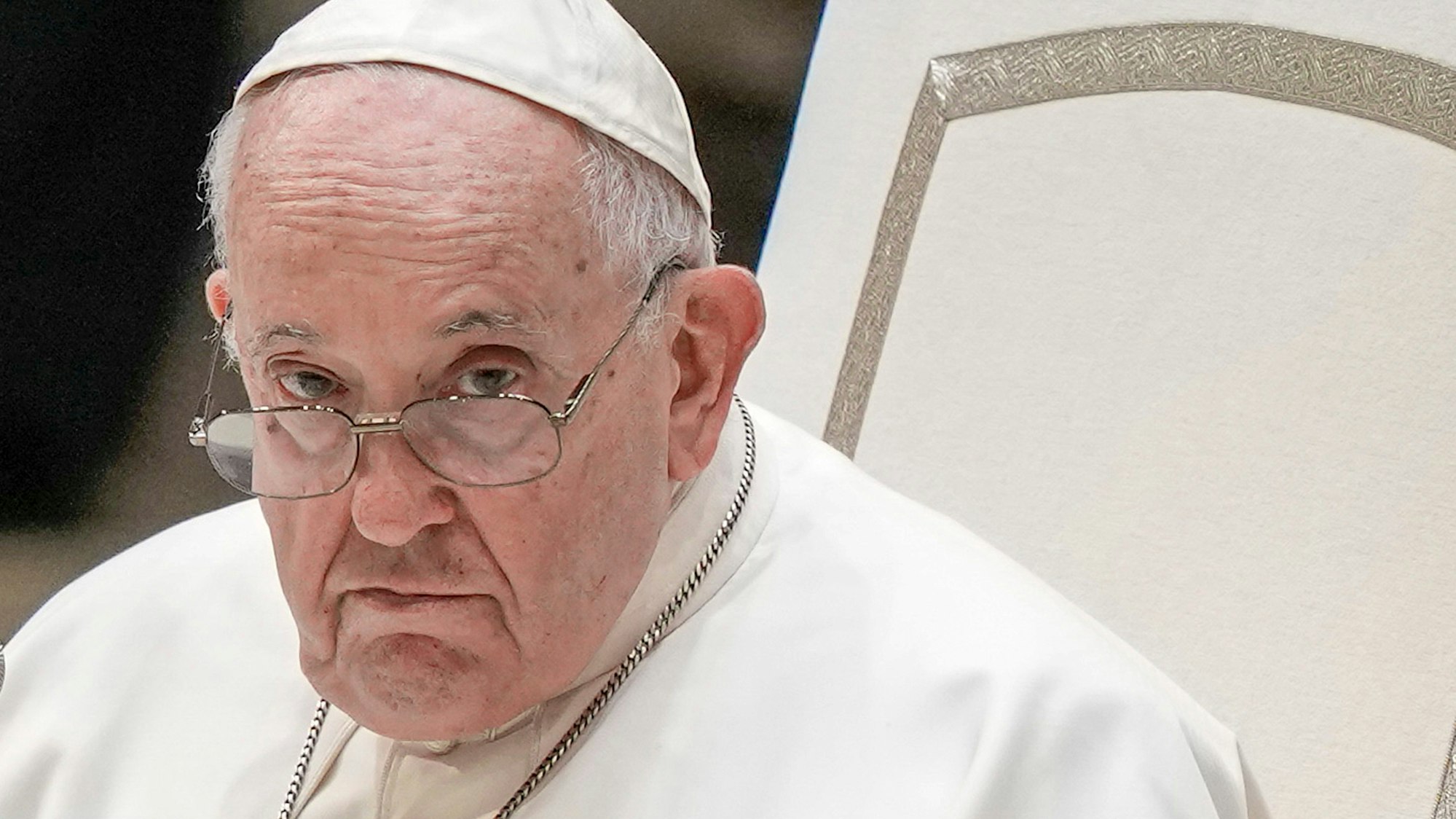 Papst Franziskus bei seiner wöchentlichen Generalaudienz. Aussagen gegenüber jungen Russen des Kirchenoberhaupts haben für scharfe Kritik von Osteuropa-Experten und aus der Ukraine gesorgt. (Archivbild)