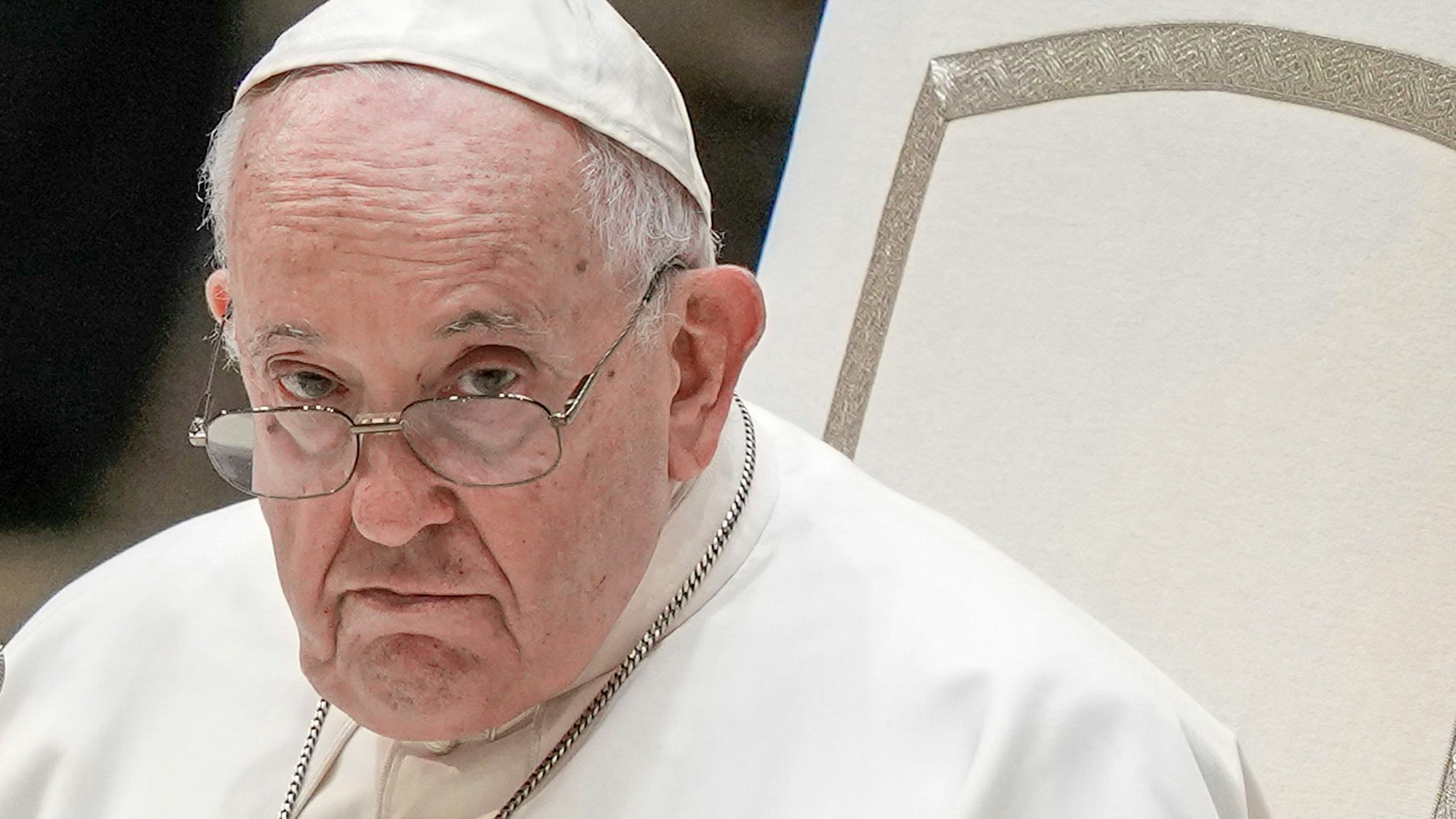 Papst Franziskus bei seiner wöchentlichen Generalaudienz. Aussagen gegenüber jungen Russen des Kirchenoberhaupts haben für scharfe Kritik von Osteuropa-Experten und aus der Ukraine gesorgt. (Archivbild)