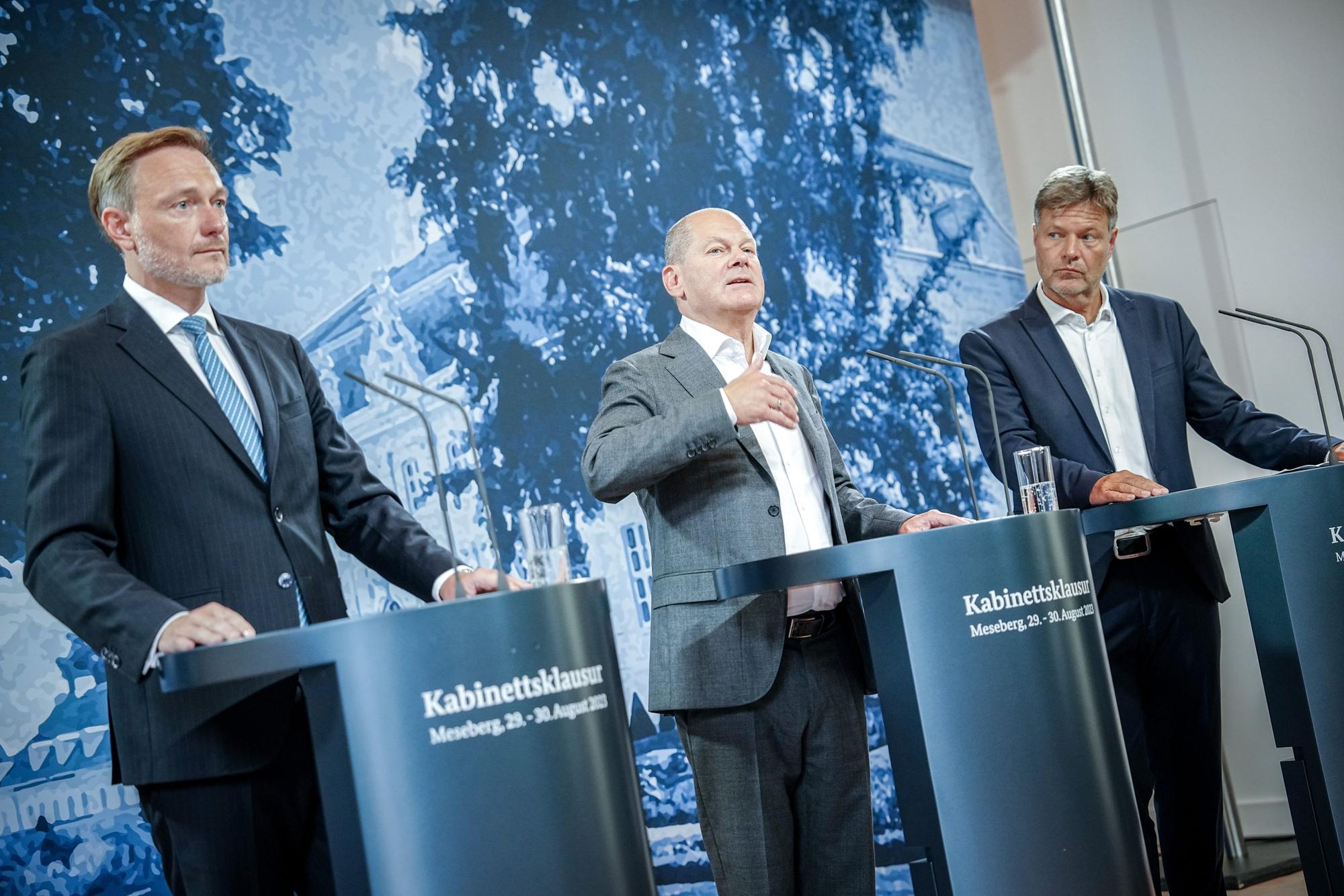 Christian Lindner (l-r, FDP), Bundesminister der Finanzen, Bundeskanzler Olaf Scholz (SPD) und Robert Habeck (Bündnis 90/Die Grünen), Bundesminister für Wirtschaft und Klimaschutz, geben am Rande der Halbzeit-Klausur vor Schloss Meseberg ein Pressestatement.