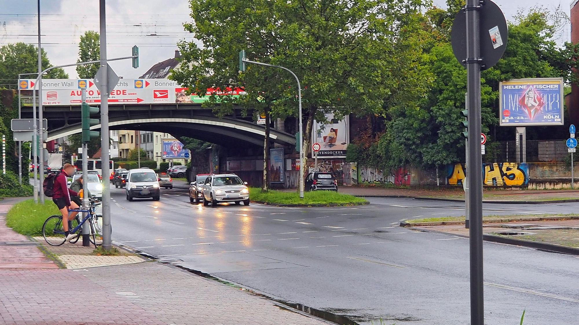 Durche eine Brücke fahren Autos.