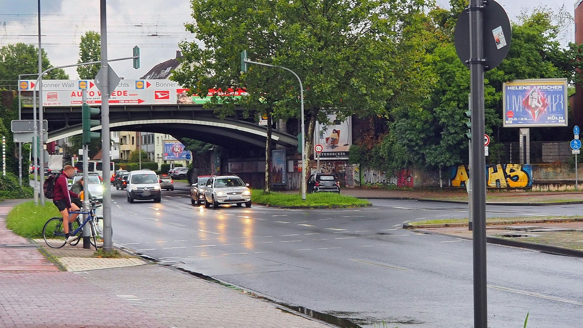 Durche eine Brücke fahren Autos.
