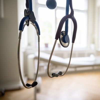 22.08.2023, Berlin: Stethoskophe hängen während eines Pressetermins in einer HNO-Praxis. Die Kassenärztlichen Vereinigung Berlin bemängelt eine krisenhafte Versorgungssituation in den ambulanten Praxen.