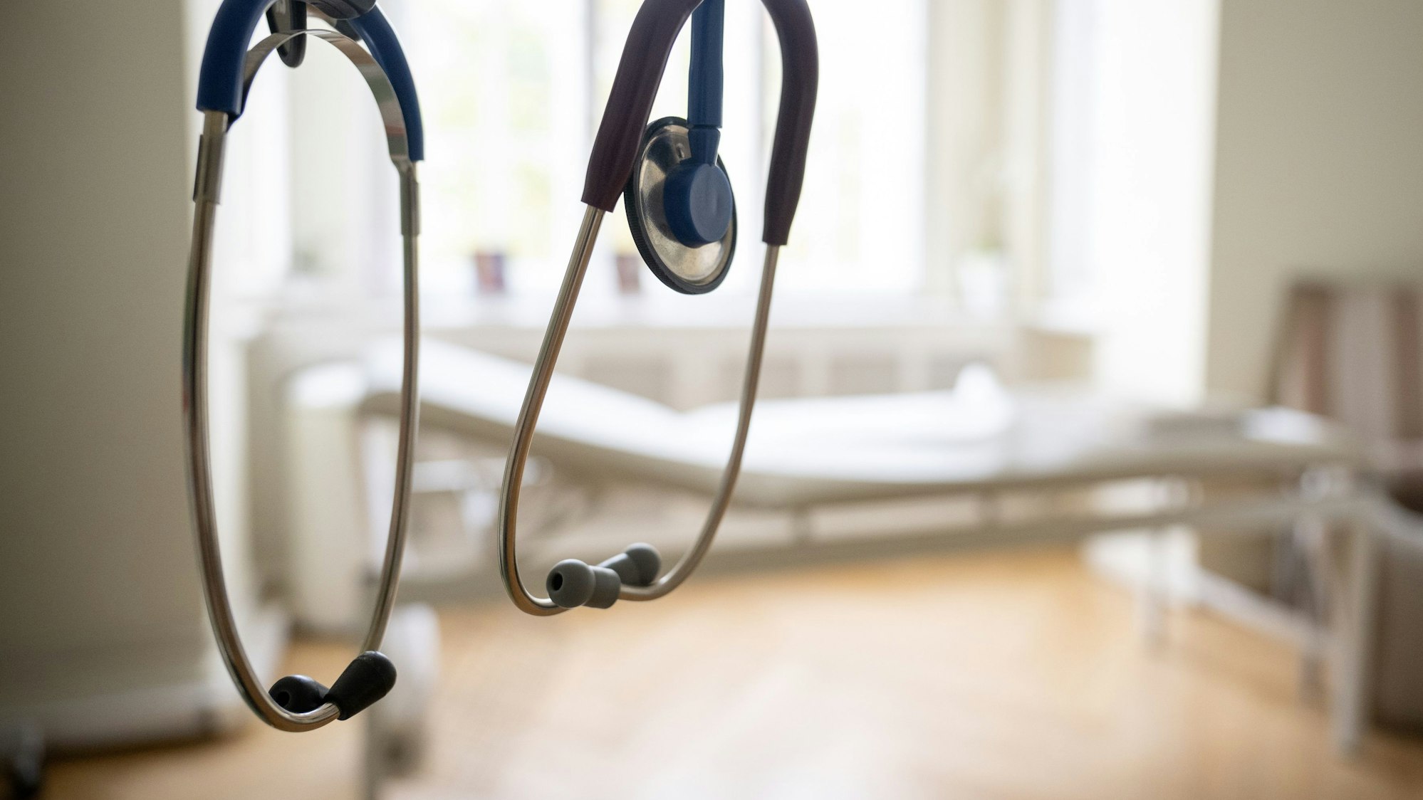 22.08.2023, Berlin: Stethoskophe hängen während eines Pressetermins in einer HNO-Praxis. Die Kassenärztlichen Vereinigung Berlin bemängelt eine krisenhafte Versorgungssituation in den ambulanten Praxen.