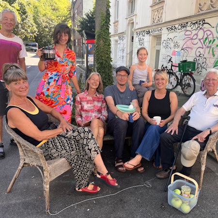 Die Anwohner sitzen auf der Bank.