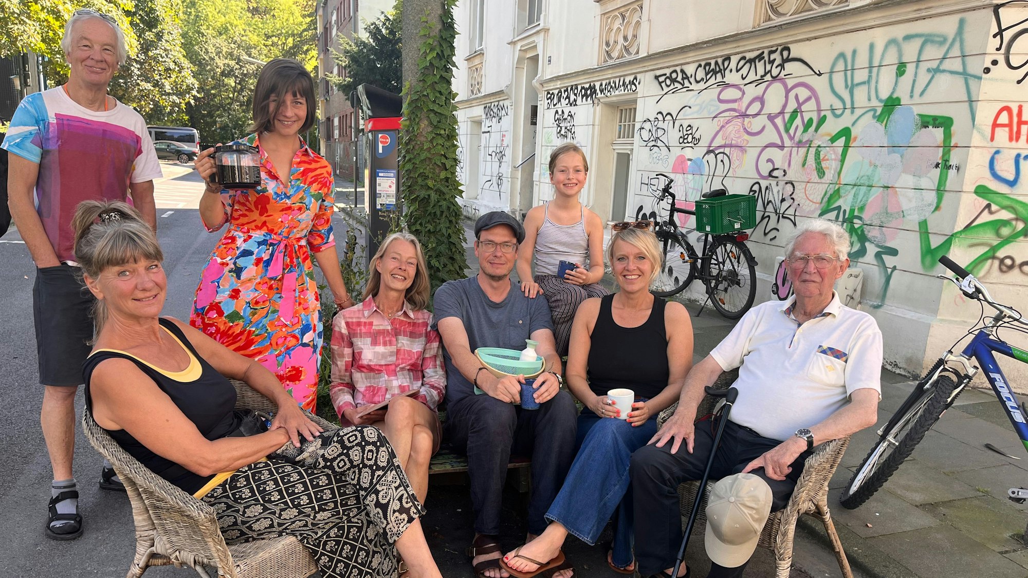 Die Anwohner sitzen auf der Bank.