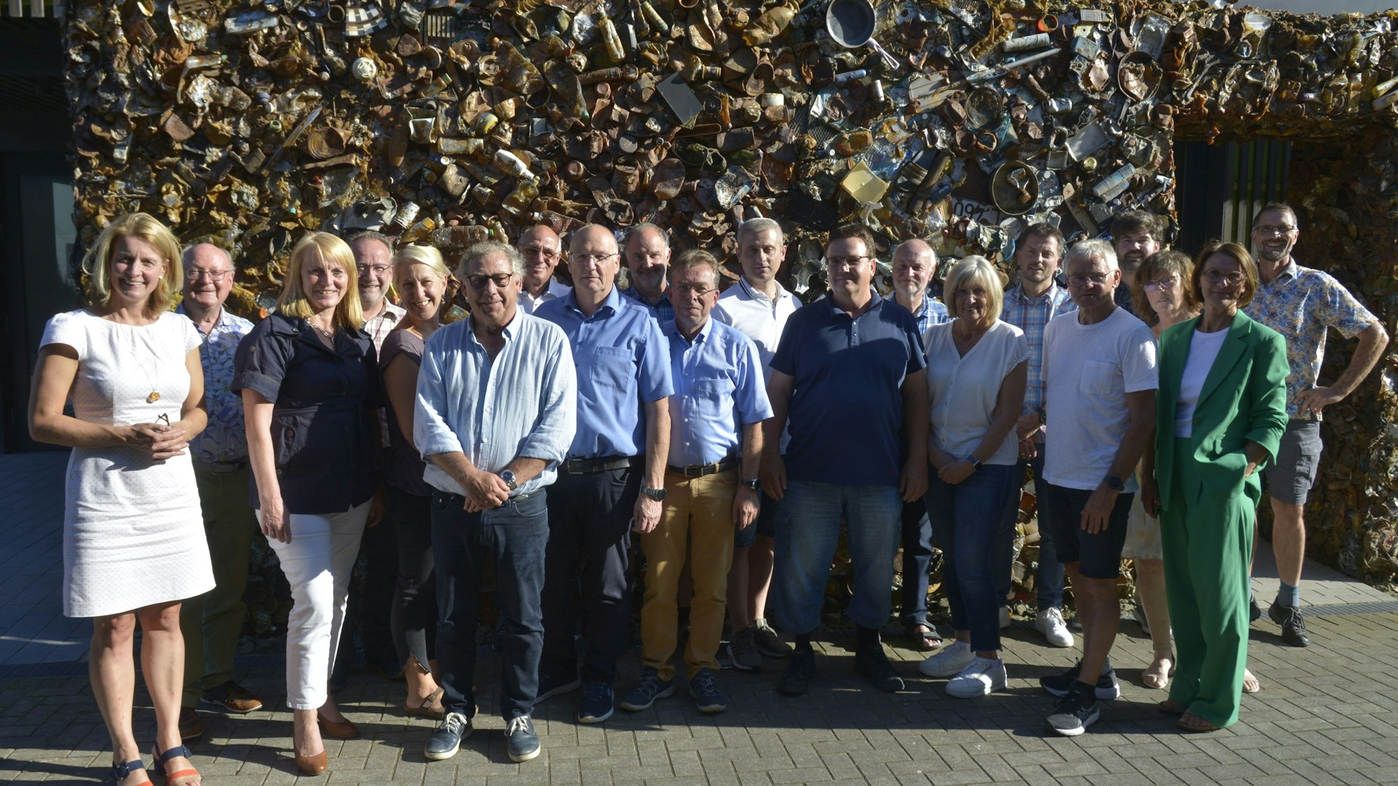 Der Wipperfürther Klimaausschuss mit Hausherrin Monika Lichtinghagen-Wirths (3.v.l.) vor der Müllwand auf Metabolon.