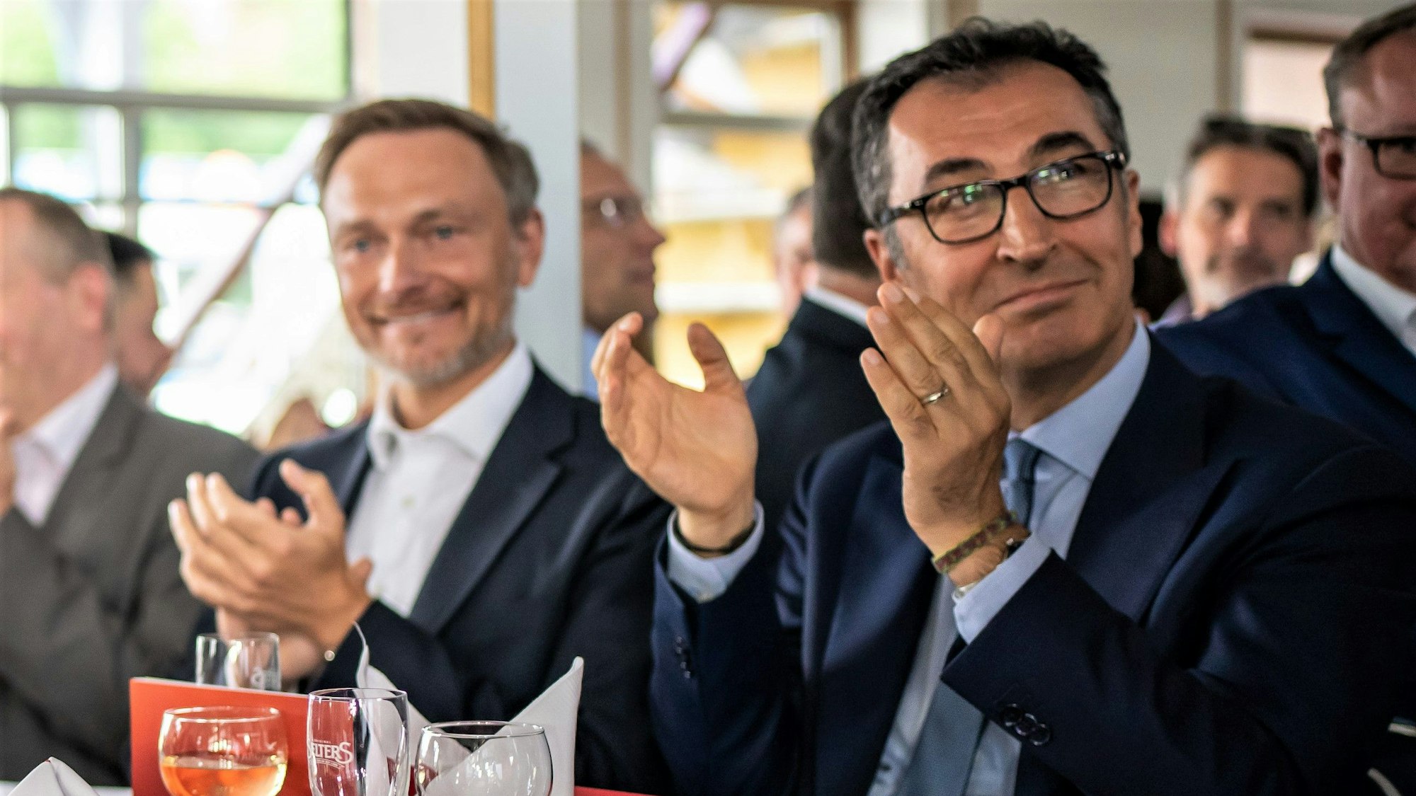 Christian Lindner (FDP), Bundesminister der Finanzen, und Cem Özdemir (Bündnis90/Die Grünen) bei einer Spargelfahrt des Seeheimer Kreises der SPD im Juni. Lindner hat seinen Kabinettskollegen nun zur gemeinsamen Jagd eingeladen.