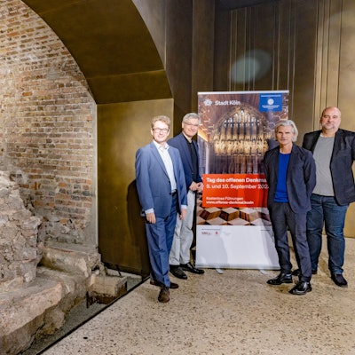 Dr. Matthias Hamann (l.) mit Stadtkonservator Dr Thomas Werner (2.v.l.) und Kulturdezernent Stefan Charles.