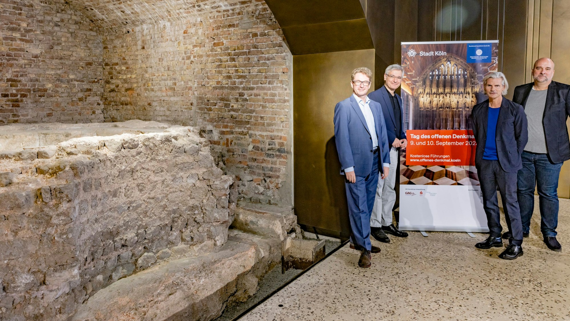 Freuen sich auf den Tag des offenen Denkmals (v.l.): Jörg Sperner (Dombauhütte), Kulturdezernent Stefan Charles, Stadtkonservator Thomas Werner und der Leiter des Museumsdienstes Köln, Matthias Hamann, im Baptisterium am Dom.